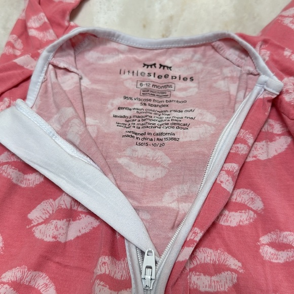 💋 RETIRED Little Sleepies Pink Kisses / Lips zippy size 6-12 months - Picture 8 of 8